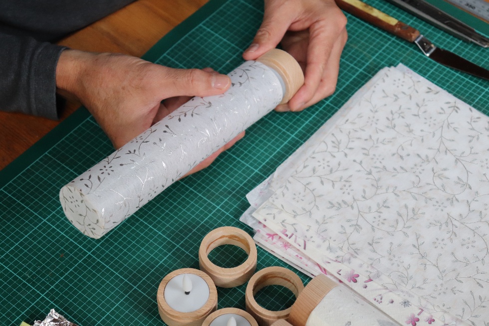 雪洞をつくる。